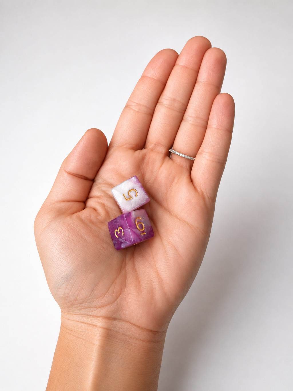 Pearlized Acrylic Mahjong Dice Set – Metallic Gold Numbering, Specialty Game Accessories
